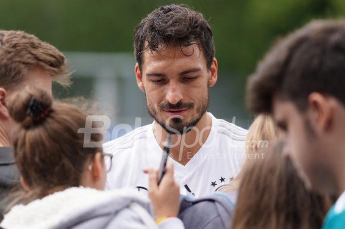 Seusai menjalani latihan perdana Timnas Jerman menjelang Piala Dunia 2018 di Pusat Olahraga CSKA di Vatutinki, Moskow, Rabu (13/6/2018), bek Mats Hummels melayani permintaan tanda tangan para suporter.