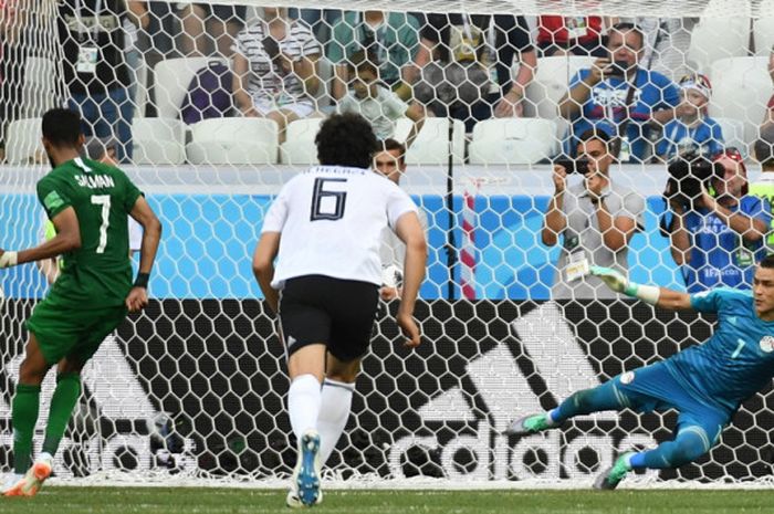 Gelandang timnas Arab Saudi, Salman Al-Faraj (kiri), saat mengeksekusi tendangan penalti ke gawang timnas Mesir dalam laga Grup A Piala Dunia 2018 di Stadion Volgograd Arena, Volgograd, Rusia, pada Senin (25/6/2018).