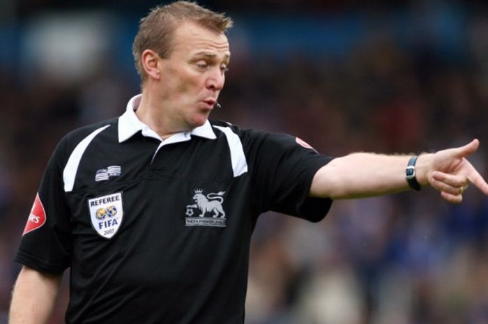 Wasit Graham Poll saat memimpin pertandingan Liga Inggris antara Portsmouth lawan Arsenal di Fratton Park, Portsmouth, 13 Mei 2007.