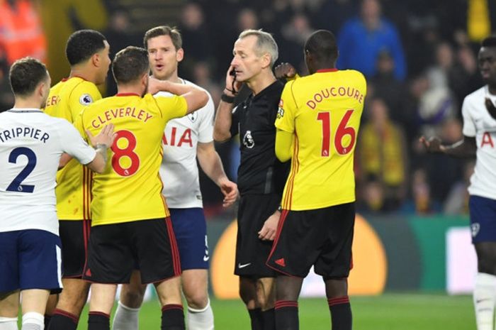 Wasit Martin Atkinson (tengah) dikelilingi para pemain setelah mengeluarkan kartu merah untuk bek Tottenham Hotspur, Davinson Sanchez (kanan), dalam laga Liga Inggris kontra Watford di Stadion Vicarage Road, Watford, pada 2 Desember 2017.