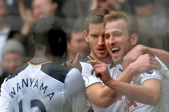 Para pemain Tottenham Hotspur merayakan gol Harry Kane ke gawang Stoke City pada partai lanjutan Premier League di Stadion White Hart Lane, Minggu (26/2/2017).