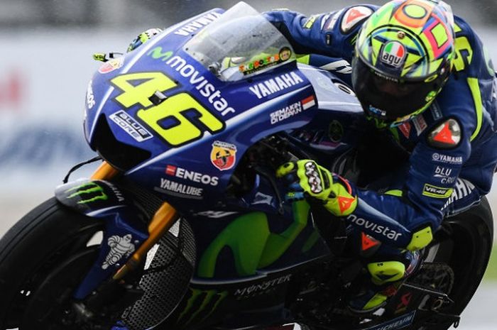 Pebalap Movistar Yamaha, Valentino Rossi, memacu motor saat menjalani balapan GP Malaysia di Sirkuit Sepang, Minggu (29/10/2017).