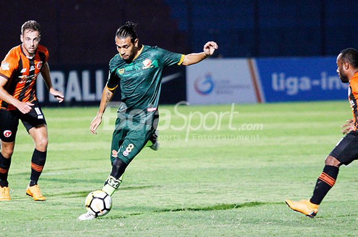 Aksi pemain PS Tira, Gustavo Lopez (tengah) saat melawan Perseru Serui dalam laga lanjutan Liga 1 2018 di Stadion Sultan Agung, Bantul, Selasa (22/5/2018).