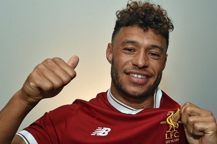 Penyerang Alex Oxlade-Chamberlain resmi menjadi pemain Liverpool pada menit-menit akhir penutupan bursa transfer Liga Inggris mudim 2017-2018. 