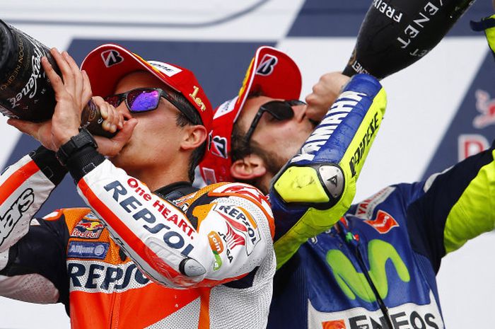     Marc Marquez (Repsol Honda) dan Valentino Rossi (Movistar Yamaha) saat merayakan podium MotoGP Austin.    