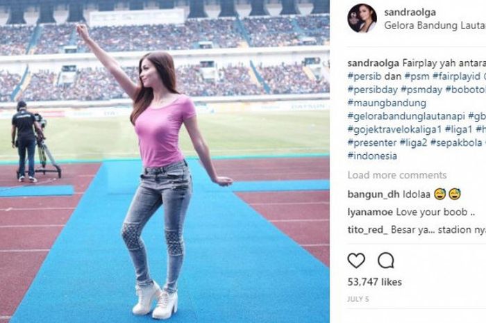 Sandra Olga berpose di Stadion Gelora Bandung Lautan Api. 