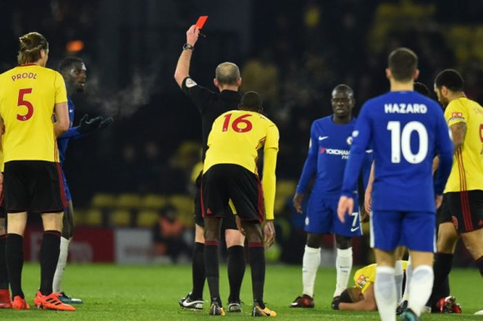 Wasit Craig Pawson mengeluarkan kartu merah untuk gelandang Chelsea, Tiemoue Bakayoko (ketiga dari kiri), dalam laga Liga Inggris kontra Watford di Stadion Vicarage Road, Watford, pada 5 Februari 2018.