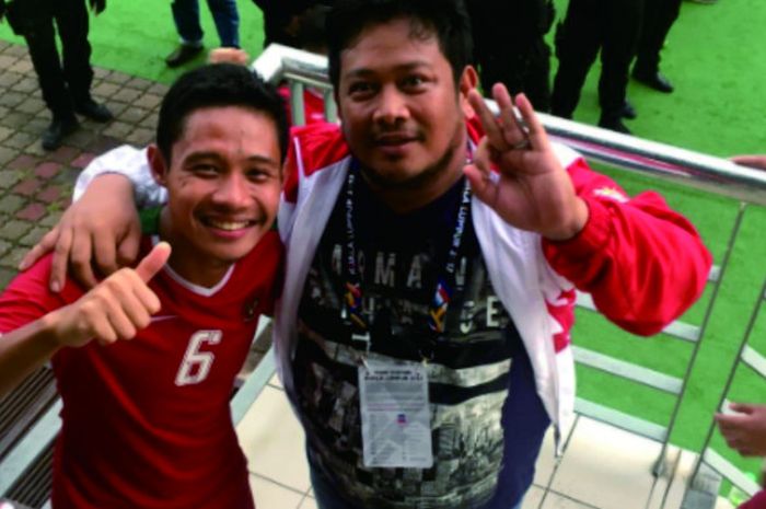 Evan Dimas (kiri) berfoto bersama Roni fauzan (kiri) manajer mitra kukar