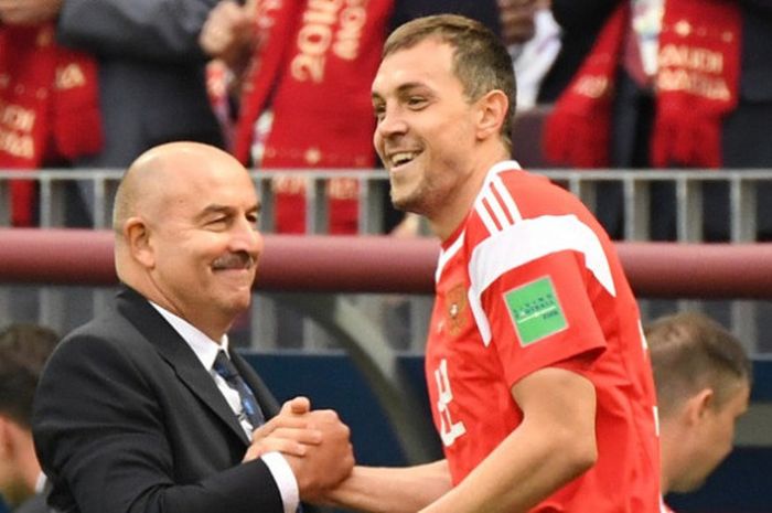 Penyerang Rusia, Artem Dzyuba (kanan), merayakan golnya bersama pelatih Stanislav Cherchesov dalam laga Grup A Piala Dunia 2018 kontra Arab Saudi di Stadion Luzhniki, Moskow, Rusia pada 14 Juni 2018.