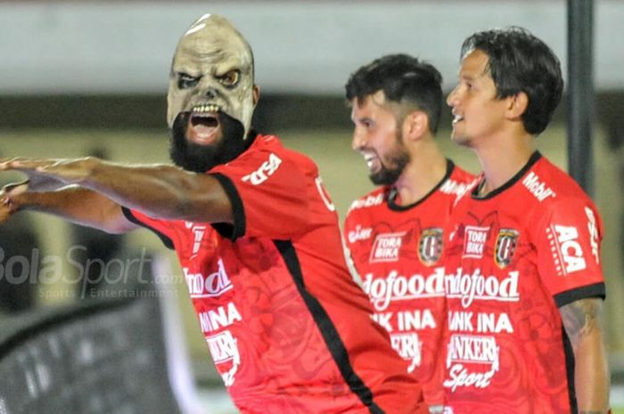 Penyerang Bali United, Sylvano Comvalius, merayakan golnya seusai membobol gawang Sriwijaya FC pada pertandingan Liga 1 di Stadion Kapten I Wayan Dipta, Senin (30/10/2017). 