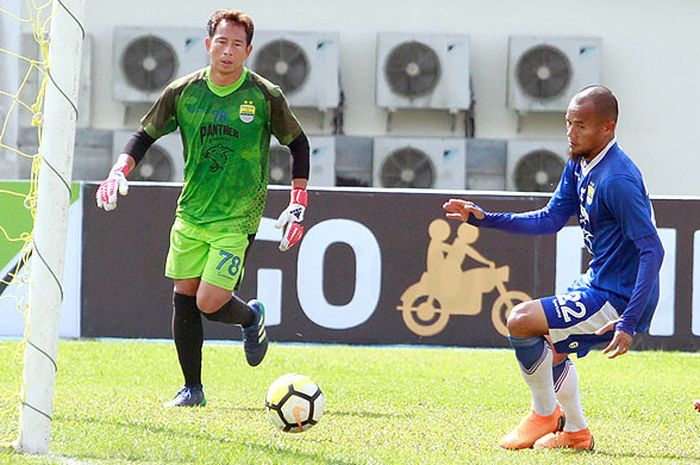 Kiper Persib Bandung, I Made Wirawan dan kapten tim, Supardi Nasir dalam sesi latihan tim menjelang pertandingan Liga 1 melawan tuan rumah Mitra Kukar di Stadion Aji Imbut Tenggarong Kabupaten Kutai Kartanegara Kalimantan Timur, Kamis (9/8/2018).