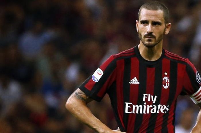 Reaksi kapten AC Milan, Leonardo Bonucci, dalam partai Liga Italia lawan Cagliari di San Siro, 27 Agustus 2017.