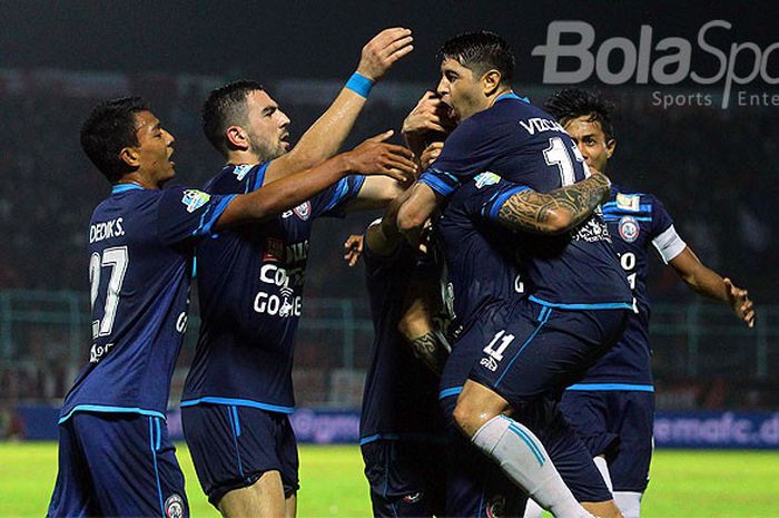 Gelandang Arema, Esteban Vizcarra, melakukan selebrasi bersama rekan setimnya seusai mencetak gol ke gawang Persija dalam laga pekan ke-26 Liga 1 di Stadion Kanjuruhan Malang, Jawa Timur, Minggu (24/09/2017) sore. 