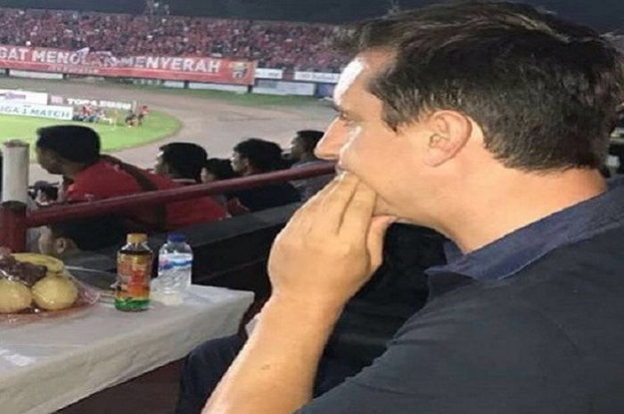 Gary Neville saat menyaksikan laga Bali United Vs PSM Makassar di stadion I Wayan Dipta, Gianyar, Bali.