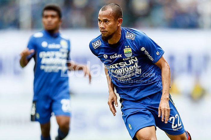 Aksi bek Persib Bandung, Supardi Nasir, saat tampil melawan Sriwijaya FC pada partai pembukaan Piala Presiden 2018 di Stadion Gelora Bandung Lautan Api, Kab. Bandung, Selasa (16/1/2018).