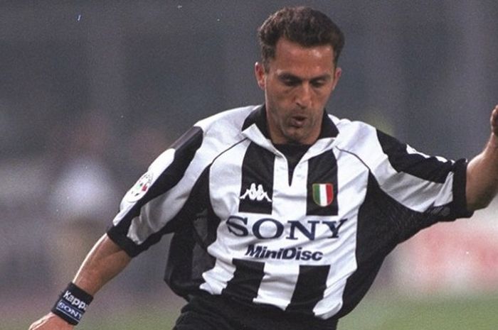 Angelo Di Livio menapak masa keemasan bersama Juventus pada 1990-an. 