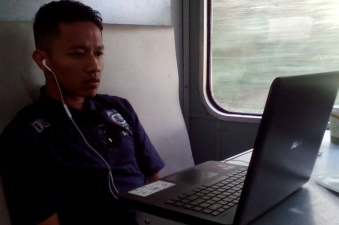 Dendi Santoso memilih mencari tempat di restauran kereta api untuk menonton film di laptop saat perjalanan ke Solo pada Jumat (24/2/2017).