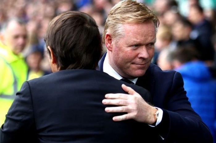 Manajer Everton, Ronald Koeman, dalam laga kontra Chelsea di Goodison Park, Minggu (30/4/2017)