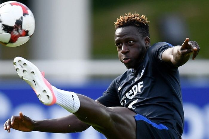 Aksi Benjamin Mendy dalam sesi latihan timnas Prancis di Clairefontaine-en-Yvelines menjelang duel Kualifikasi Piala Dunia 2018 lawan Swedia, 9 Juni 2017.