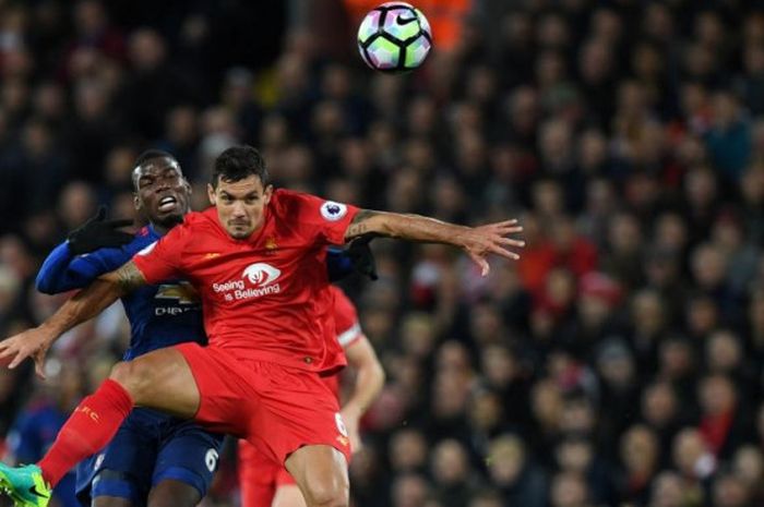 Dejan Lovren (depan) dan Paul Pogba berebut bola dalam partai Liga Inggris antara Liverpool lawan Manchester United di Anfield, Liverpool, 17 Oktober 2016.