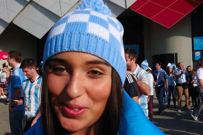 Laura Gabriela Dominguez, seorang fans asal Buenos Aires, Argentina, yang BolaSport.com temui di luar Stadion Spartak Moskow usai laga Argentina vs Islandia, Sabtu (16/6/2018).