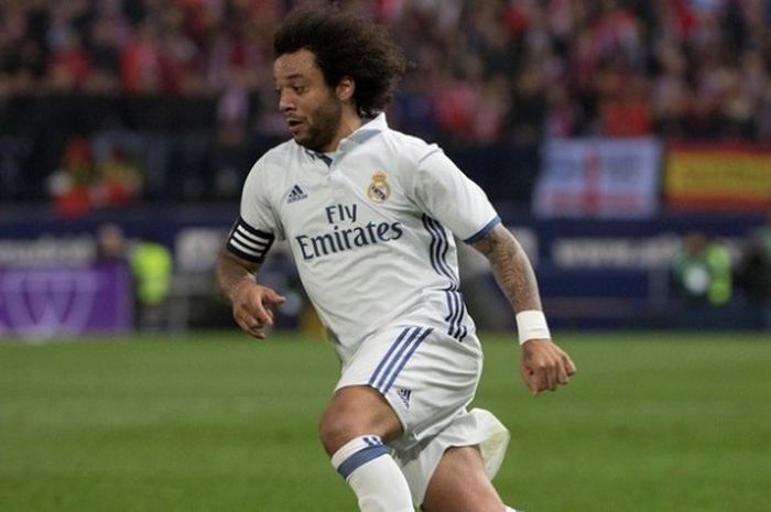 Bek sayap Real Madrid, Marcelo, dalam laga di markas Atletico Madrid pada Minggu (19/11/2016).