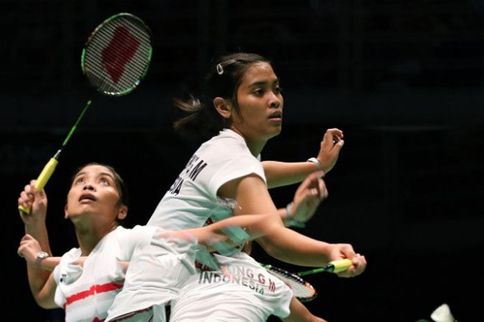 Pebulu tangkis tunggal putri Indonesia, Gregoria Mariska, mengembalikan kok ke aran Busanan Ongbumrungphan (Thailand) pada babak perempat final SEA Games 2017. Gregoria menang dengan skor 17-21, 22-20, 21-17 pada laga yang berlangsung di Axiata Arena, Bukit Jalil, Kuala Lumpur, Malaysia, Minggu (27/8/2017). 