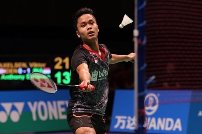 Pebulu tangkis tunggal putra nasional, Anthony Sinisuka Ginting, mengembalikan kok ke arah Viktor Axelsen (Denmark) pada laga partai kedua babak penyisihan grup 1D Piala Sudirman di Carrara Indoor Sports Stadium, Gold Coast, Australia, Rabu (24/5/2017). Anthony menang 13-21, 21-17, 21-14.