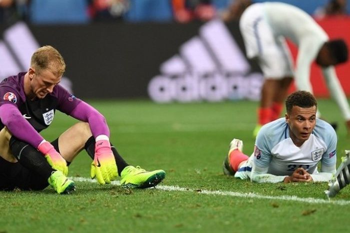 Dua pemain tim nasional Inggris, Joe Hart (kiri) dan Dele Alli, tampak kecewa setelah dikalahkan Islandia 1-2 pada babak 16 besar Piala Eropa 2016, di Stadion Allianz Riviera, 27 Juni 2016.