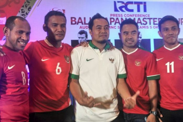 Deretan pemain Indonesia Masters,  (dari kiri-kanan) Elie Aiboy, Charis Yulianto, Gendut Doni, Ponaryo Astaman, dan Bima Sakti berpose selepas sesi jumpa pers Balikpapan Masters Cup 2017 di Gedung MNC Studios, Kebon Jeruk, Jakarta Barat, Kamis (5/10/2017).