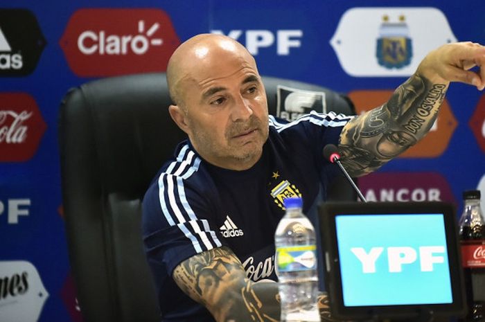 Pelatih Argentina, Jorge Sampaoli, berbicara dalam konferensi pers di Stadion George Capwell, Guayaquil, Ekuador, pada 9 Oktober 2017.