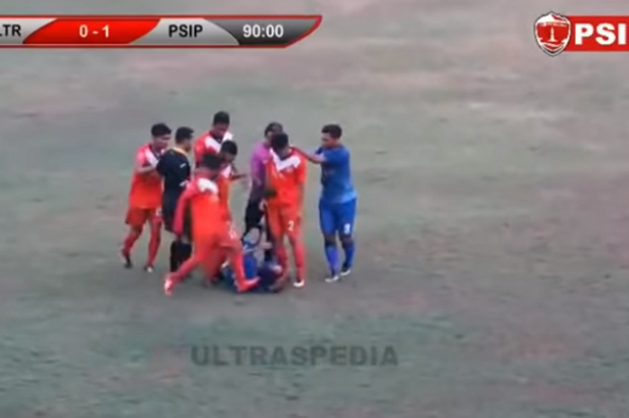 Kericuhan antarpemain dalam pertandingan Liga 3 Regional Jawa 3 Blitar Poetra vs PSIP Pemalang di Stadion Gelora Bumi Penataran, Jumat (5/10/2018).