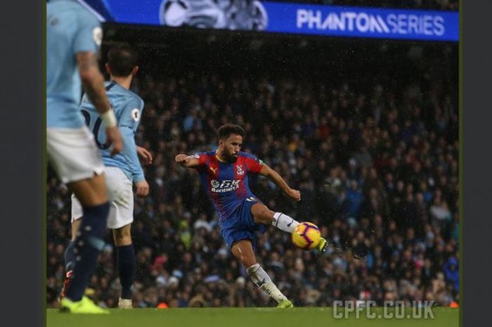 Penyerang Crystal Palace, Andros Townsend, mencetak gol ke gawang Manchester City pada lanjutan Liga Inggris di Stadion Etihad, Sabtu (22/12/2018).