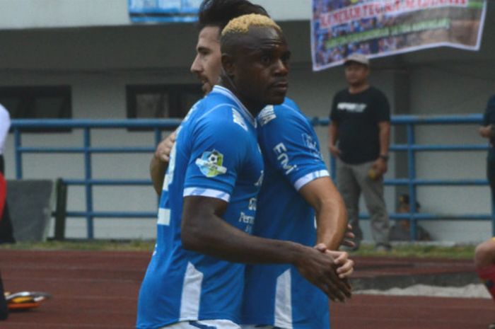  Bek Persib Bandung, Victor Igbonefo turut merayakan gol yang dicetak Jonathan Bauman ke gawang Sriwijaya FC di Stadion Gelora Bandung Lautan Api, Sabtu (4/8/2018). 