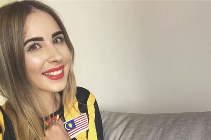 Jenna Vivian, kekasih pemain Malaysia Matt Davies, mengenakan kostum timnas Malaysia.