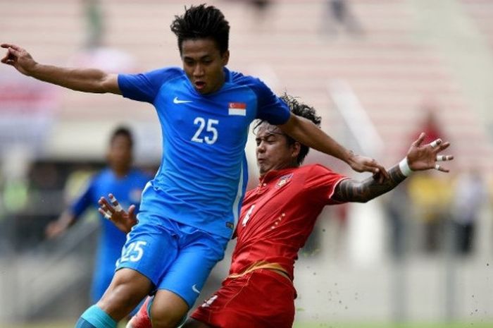 Pemain timnas U-22 Singapura, Muhamad Rusyaidi (kiri), berduel dengan pemain timnas U-22 Myanmar, Thiha Htet Aung, dalam laga SEA Games 2017 pada Senin (14/8/2017).