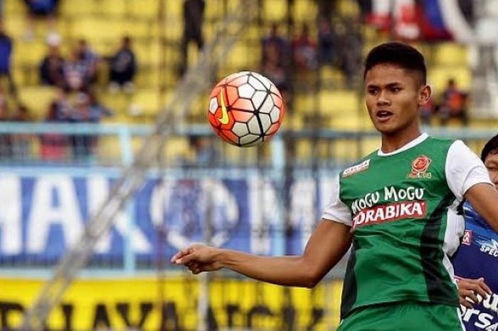 Aksi striker PS TNI, Dimas Drajad (depan) saat dikawal gelandang Arema FC, Adam Alis pada pertanding