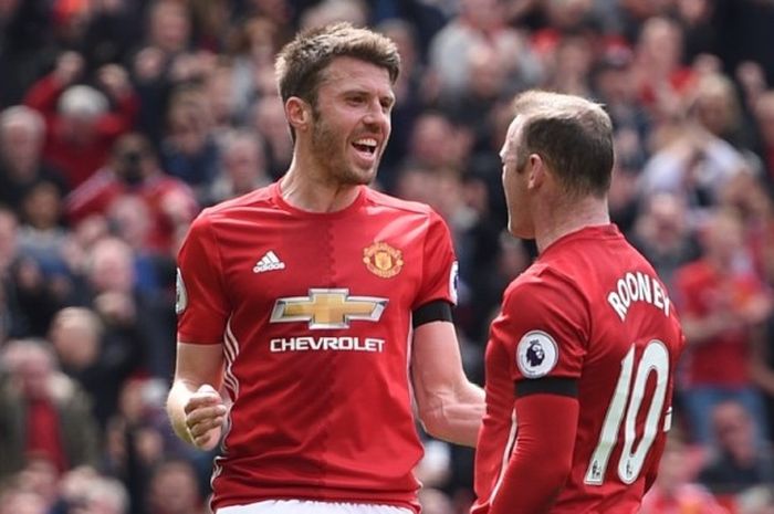 Gelandang Manchester United, Michael Carrick (kiri), merayakan gol yang dicetak Wayne Rooney ke gawang Swansea City dalam laga Premier League di Stadion Old Trafford, Manchester, Inggris, pada 30 April 2017.