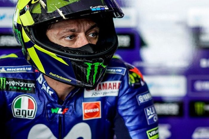   Valentino Rossi saat berada di paddock tim Movistar Yamaha pada sesi latihan bebas MotoGP Argentina, Jumat (6/4/2018).  