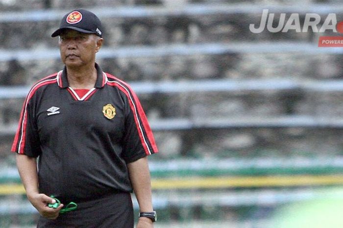 Pelatih Persegres, Hanafi saat memberikan latihan timnya.