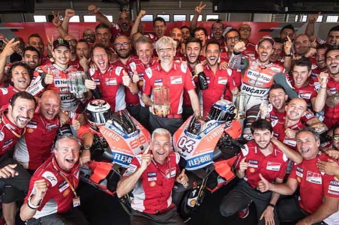   Andrea Dovizioso dan Jorge Lorenzo merayakan keberhasil mereka meraih podium MotoGP Rep Ceska bersama kru tim Ducati.  