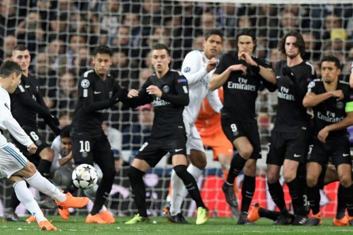  Megabintang Real Madrid, Cristiano Ronaldo, melepaskan tendangan bebas ke gawang Paris Saint-Germain pada laga leg pertama babak 16 besar Liga Champions di Stadion Santiago Bernabeu, Rabu (14/2/2018) waktu setempat. 