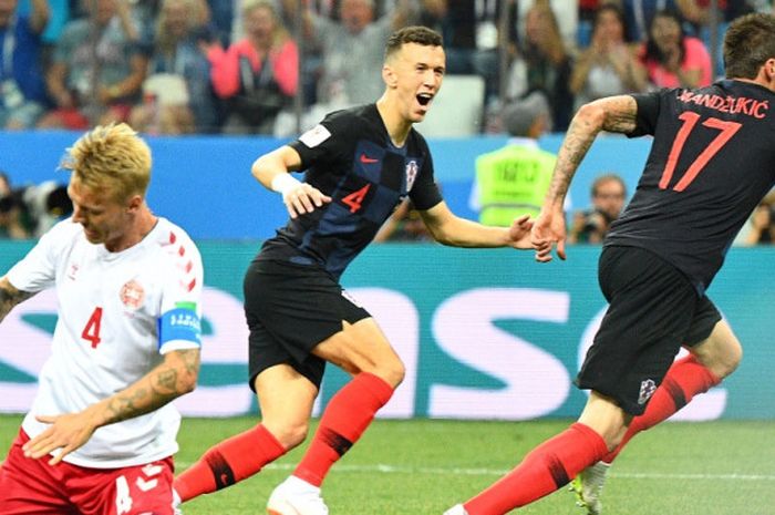 Penyerang Kroasia, Mario Mandzukic (kanan), merayakan golnya bersama Ivan Perisic dalam laga babak 16 besar Piala Dunia 2018 kontra Denmark di Nizhny Novgorod Stadium, Nizhny Novgorod, Rusia pada 1 Juli 2018.