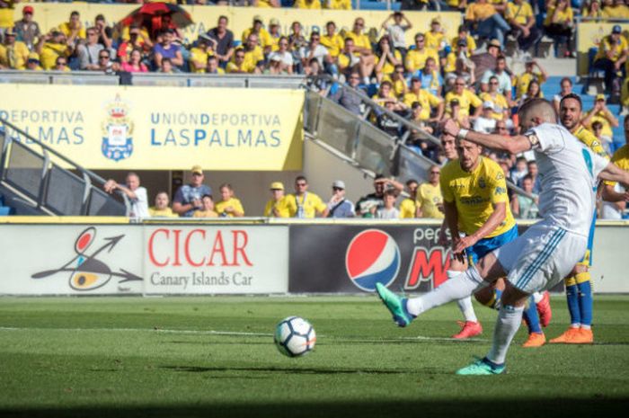 Striker Real Madrid, Karim Benzema, mengeksekusi penalti dalam laga Liga Spanyol kontra Las Palmas d