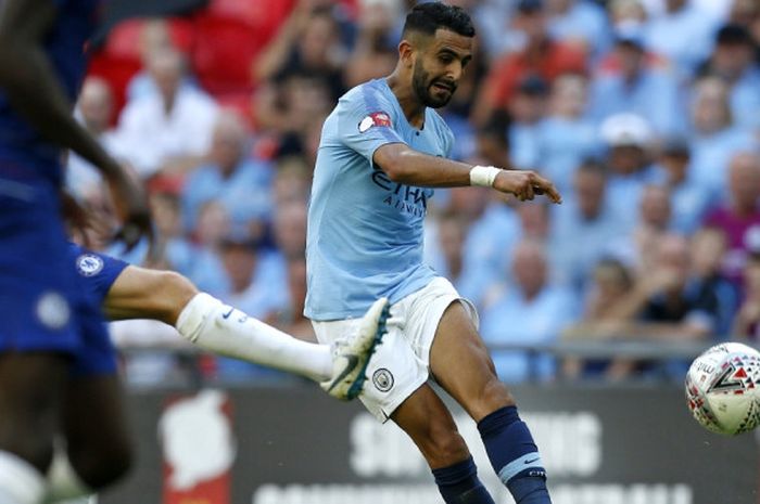 Pemain sayap Manchester City, Riyad Mahrez, melepaskan tendangan saat beraksi pada partai Community Shield di Stadion Wembley, London, Minggu (5/8/2018).