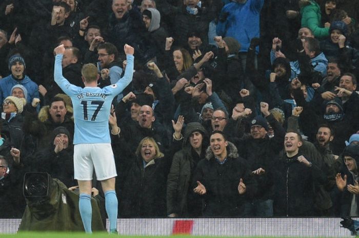 Gelandang Manchester City, Kevin De Bruyne, merayakan gol yang dia cetak ke gawang Watford dalam laga Liga Inggris di Stadion Etihad, Manchester, pada 2 Januari 2018.