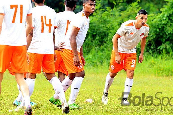 Penyerang Perseru Serui, Silvio Escobar (kanan), saat mengikuti latihan di Lapangan Tunjungsekar Malang, Jawa Timur, Selasa (16/01/2018) pagi, menjelang laga Piala Presiden 2018.