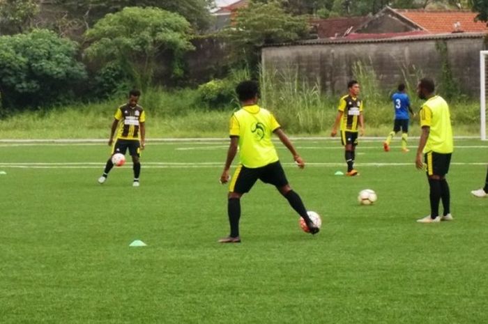 Para pemain Yahukimo FC sedang berlatih di Karawang.