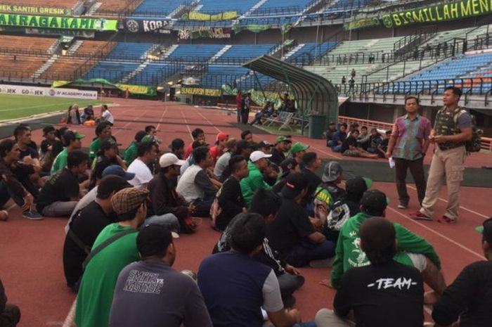 Tim Bonek Marshal sedang mendapat arahan dari pihak panpel Persebaya Surabaya jelang laga kontra Persija di Stadion Gelora Bung Tomo (GBT), Minggu (4/11/2018).