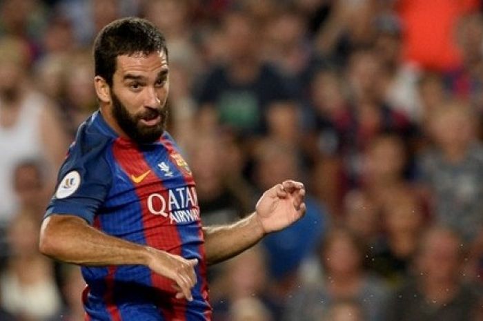 Arda Turan mencetak gol Barcelona ke gawang Sevilla pada partai Piala Super Spanyol di Stadion Camp Nou, Rabu (17/8/2016).